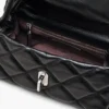 Den quiltade Mini Dual-axelväskan Den quiltade Mini Dual-axelväskan