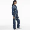 Den slitna och lagade flutade jeansjackan Den slitna och lagade flutade jeansjackan