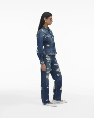 Den slitna och lagade flutade jeansjackan