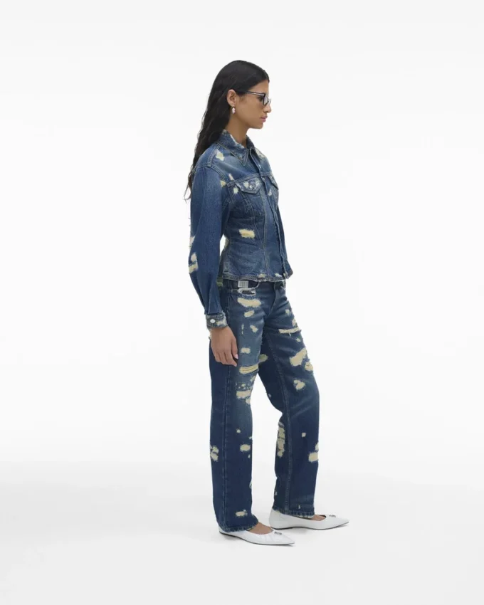 Den slitna och lagade flutade jeansjackan Den slitna och lagade flutade jeansjackan