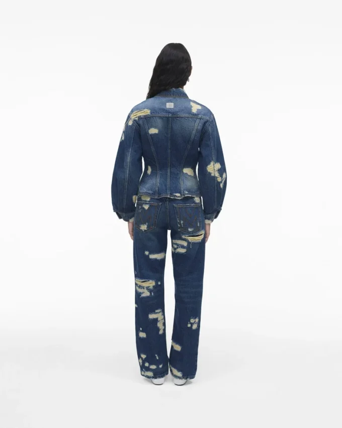 Den slitna och lagade flutade jeansjackan Den slitna och lagade flutade jeansjackan
