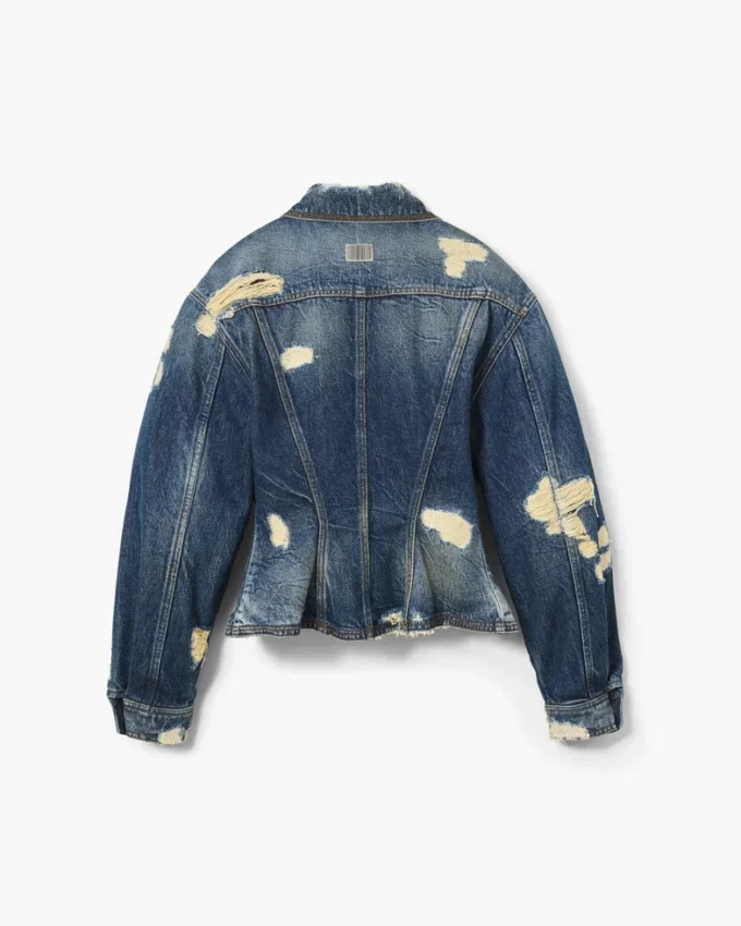 Den slitna och lagade flutade jeansjackan Den slitna och lagade flutade jeansjackan