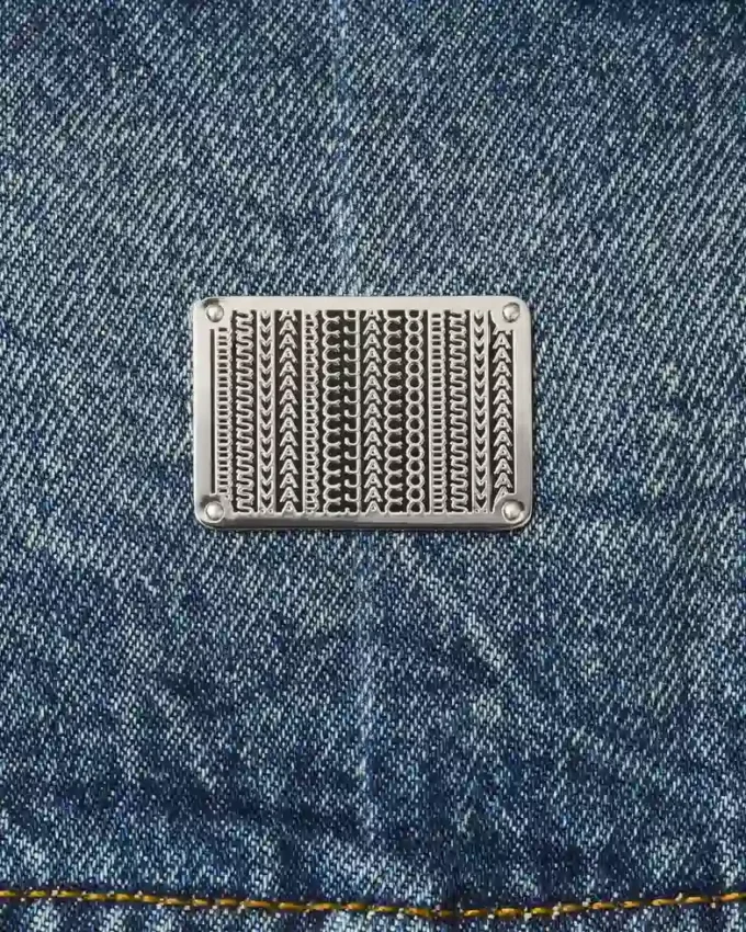 Den slitna och lagade flutade jeansjackan Den slitna och lagade flutade jeansjackan