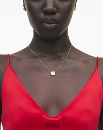 Halsband med knapp-hänge
