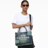 Medium Tote Bag in dekonstruerad denim Medium Tote Bag in dekonstruerad denim
