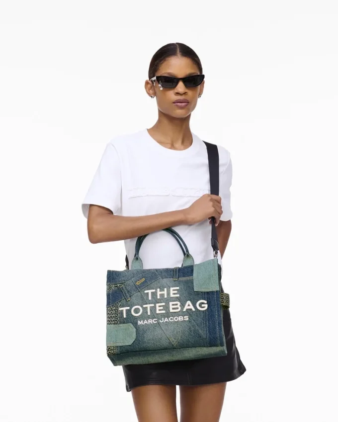 Medium Tote Bag in dekonstruerad denim Medium Tote Bag in dekonstruerad denim