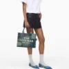 Medium Tote Bag in dekonstruerad denim Medium Tote Bag in dekonstruerad denim