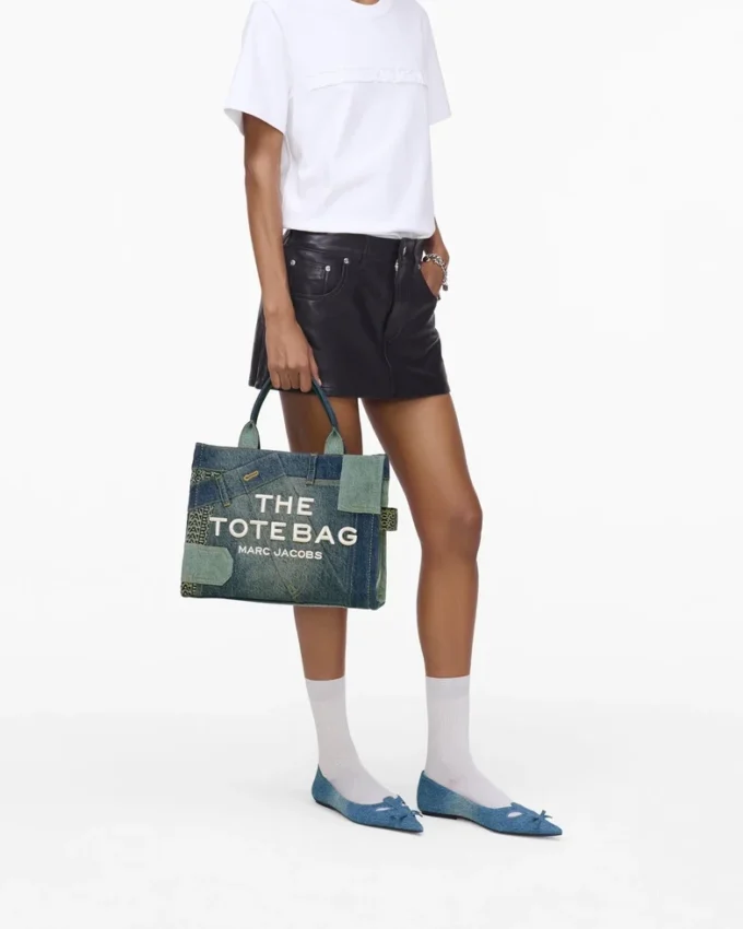 Medium Tote Bag in dekonstruerad denim Medium Tote Bag in dekonstruerad denim