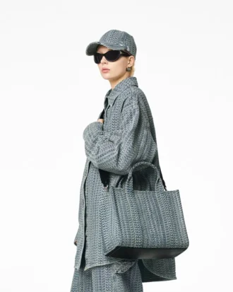 The tvättade Monogram Denim Medium Tote Bag